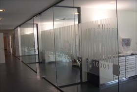 Glasdekorfolie als Barcode ausgeschnitten auf Glastüren