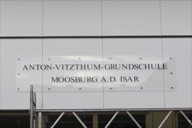 Acrylschild mit Beschriftung auf der Rückseite - Anton-Vitzthum-Grundschule