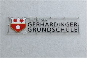 Acrylschild mit Beschriftung auf der Rückseite - Theresia Gerhardinger Grundschule